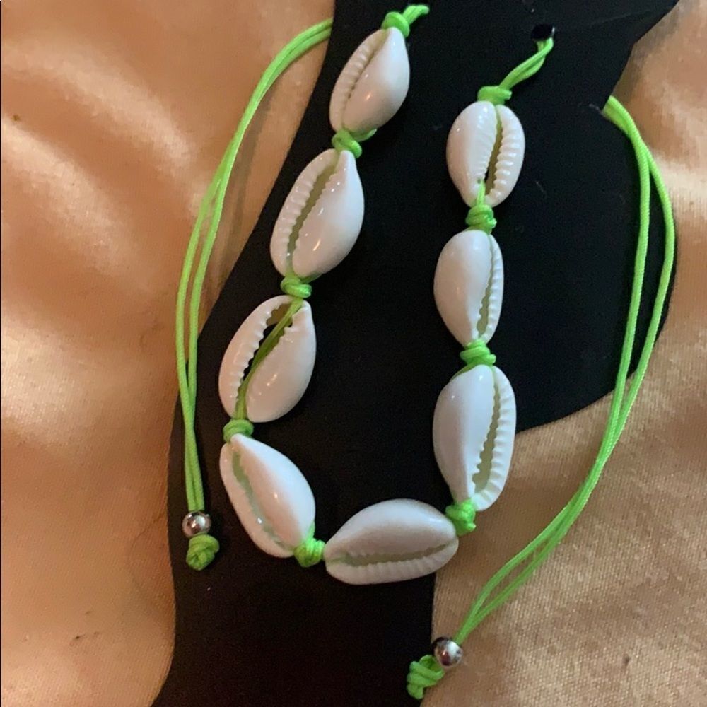 Neon green seashell - Picture 2 of 3